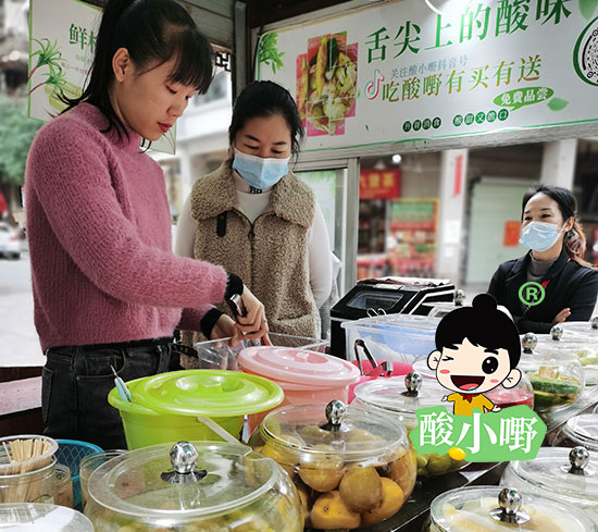 开什么店适合女性？美女爱上酸野摊可见女生多么爱吃酸野