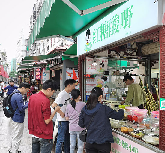 开什么店适合女性？美女爱上酸野摊可见女生多么爱吃酸野