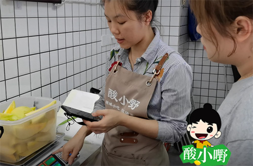 博白美女到店学酸嘢调味汁配方_现场指导腌制酸嘢方法及配料